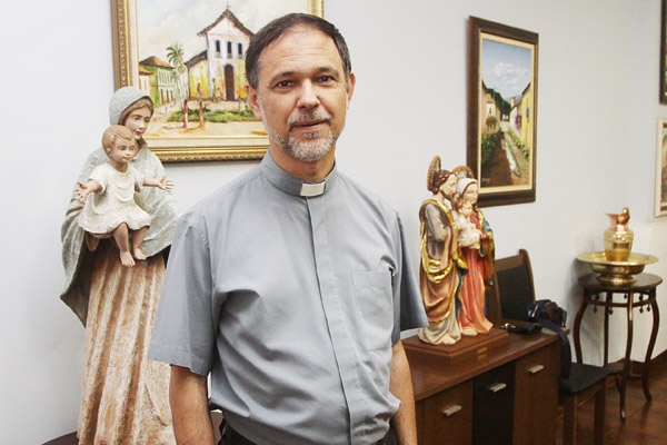 Parabéns! Padre Márcio Rigolin, que aniversaria nesta terça-feira, 26 de junho